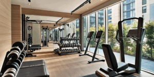 Espace fitness avec miroirs et équipement complet, pour résidents de Laval
