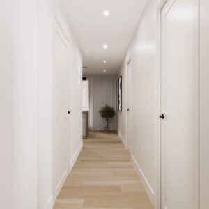 Couloir avec portes blanches et plancher de bois